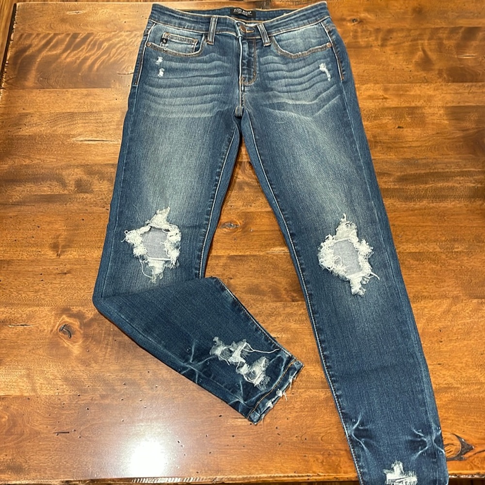 Judy Blue size 9 skinny fit distressed jeans